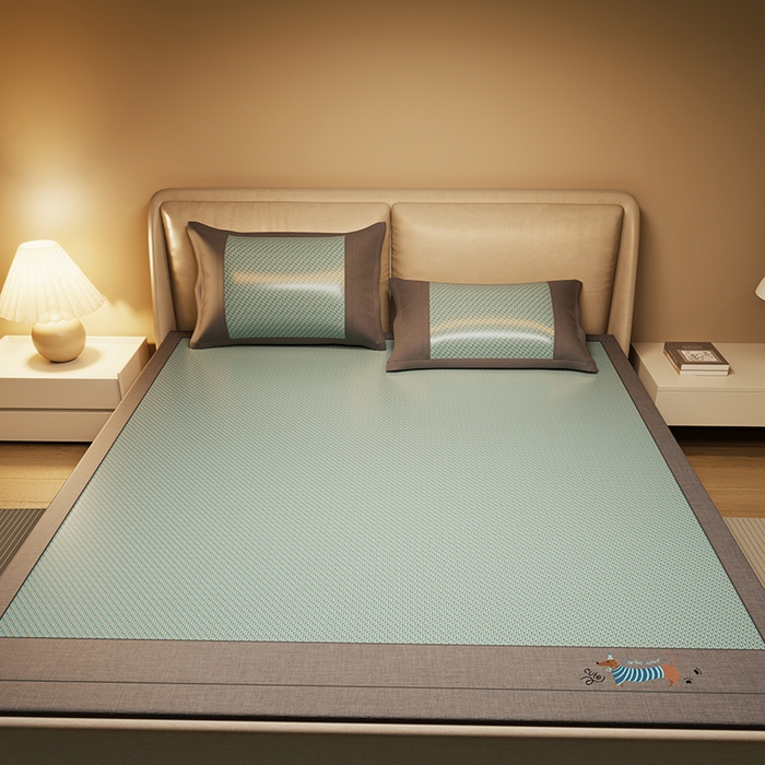 91家纺网 家纺一手货源 找家纺 绒艺席业 2025新款抗菌刺绣凉感冰藤席 腊肠狗-松木绿