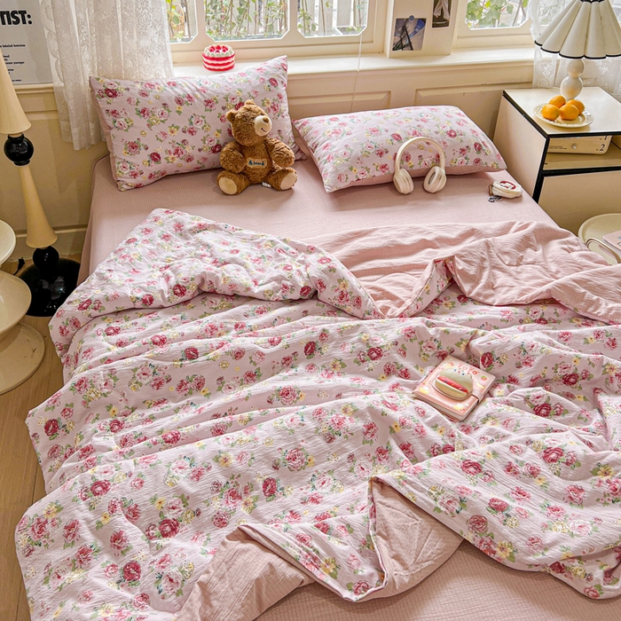 91家纺网 家纺一手货源 找家纺 一比一家纺 2025新款云感皱皱纱简单款夏被夏凉被空调被四件套 玫瑰花园粉