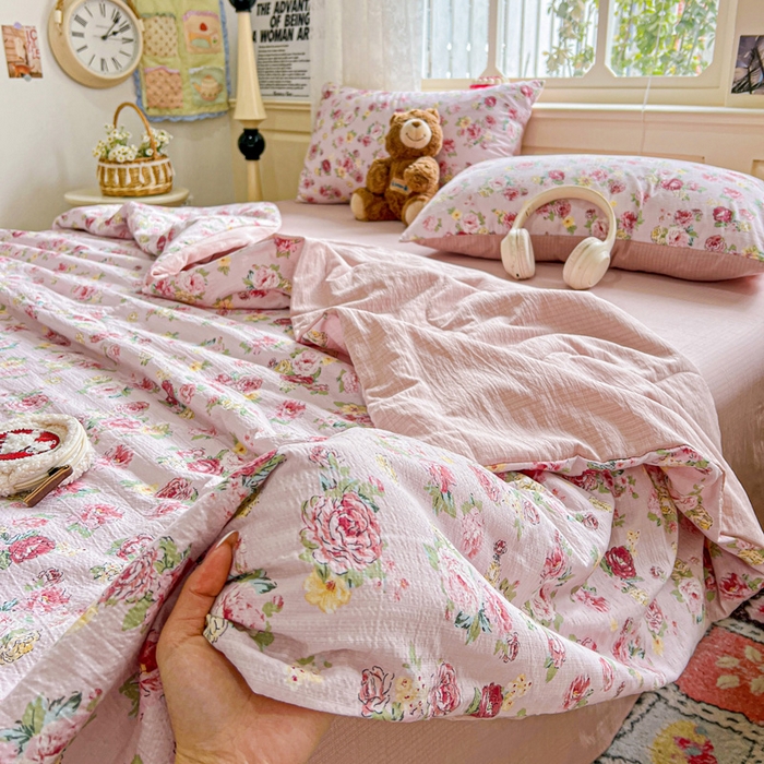 91家纺网 家纺一手货源 找家纺 一比一家纺 2025新款云感皱皱纱简单款夏被夏凉被空调被四件套 玫瑰花园粉