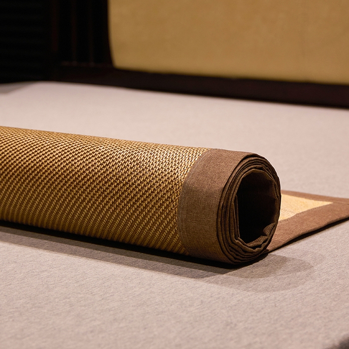 91家纺网 家纺一手货源 找家纺 绒艺席业 2025新款抗菌刺绣凉感冰藤席 腊肠狗-优雅金