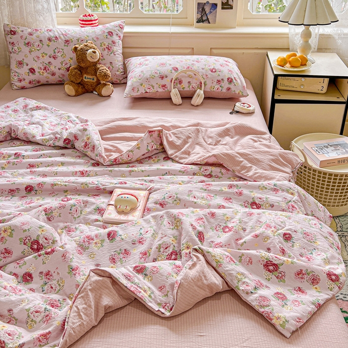 91家纺网 家纺一手货源 找家纺 一比一家纺 2025新款云感皱皱纱简单款夏被夏凉被空调被四件套 玫瑰花园粉