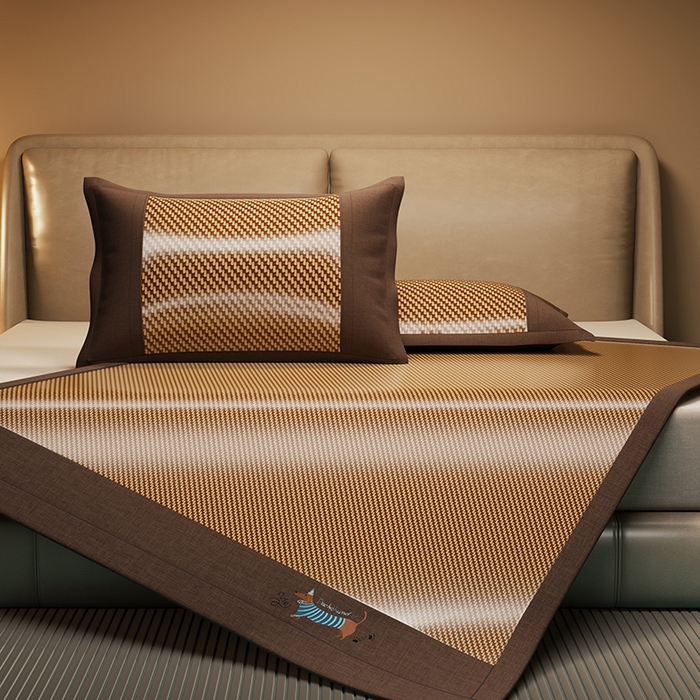 91家纺网 家纺一手货源 找家纺 绒艺席业 2025新款抗菌刺绣凉感冰藤席 腊肠狗-优雅金