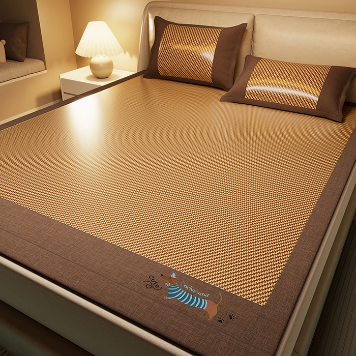 91家纺网 家纺一手货源 找家纺 绒艺席业 2025新款抗菌刺绣凉感冰藤席 腊肠狗-优雅金