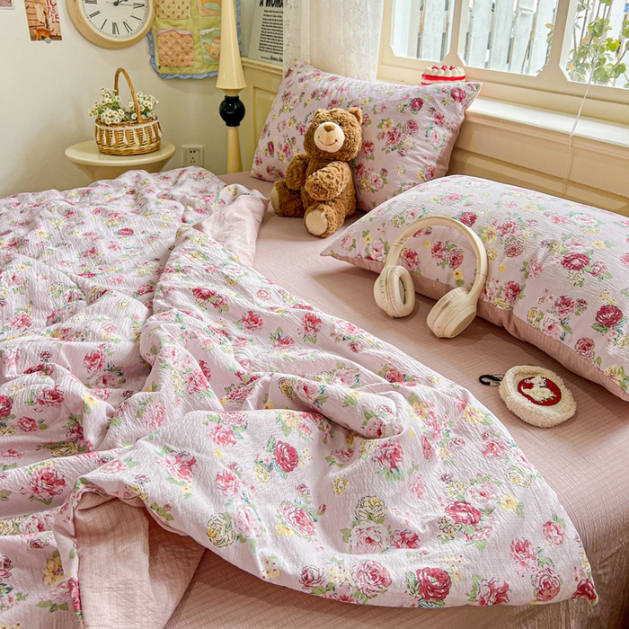 91家纺网 家纺一手货源 找家纺 一比一家纺 2025新款云感皱皱纱简单款夏被夏凉被空调被四件套 玫瑰花园粉