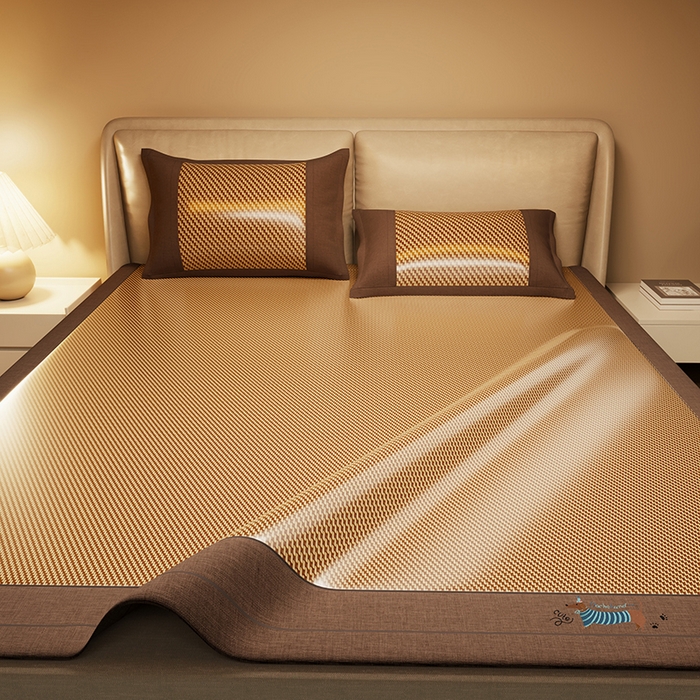 91家纺网 家纺一手货源 找家纺 绒艺席业 2025新款抗菌刺绣凉感冰藤席 腊肠狗-优雅金