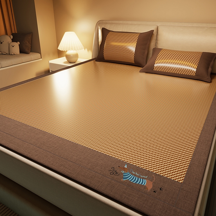 91家纺网 家纺一手货源 找家纺 绒艺席业 2025新款抗菌刺绣凉感冰藤席 腊肠狗-优雅金