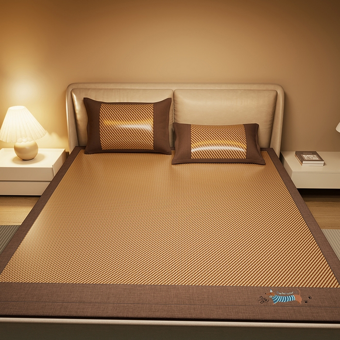 91家纺网 家纺一手货源 找家纺 绒艺席业 2025新款抗菌刺绣凉感冰藤席 腊肠狗-优雅金