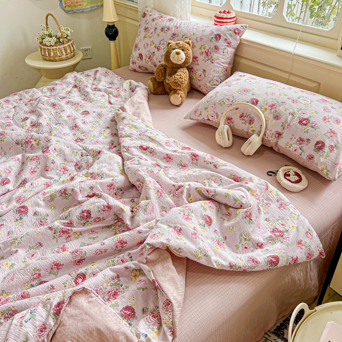 91家纺网 家纺一手货源 找家纺 一比一家纺 2025新款云感皱皱纱简单款夏被夏凉被空调被四件套 玫瑰花园粉