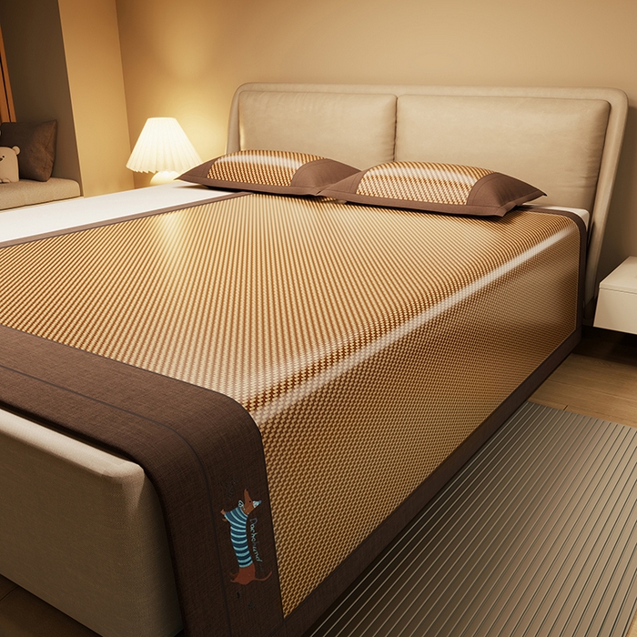 91家纺网 家纺一手货源 找家纺 绒艺席业 2025新款抗菌刺绣凉感冰藤席 腊肠狗-优雅金