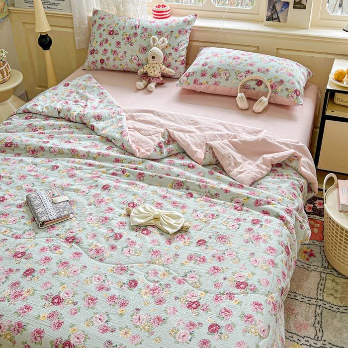 91家纺网 家纺一手货源 找家纺 一比一家纺 2025新款云感皱皱纱简单款夏被夏凉被空调被四件套 玫瑰花园兰