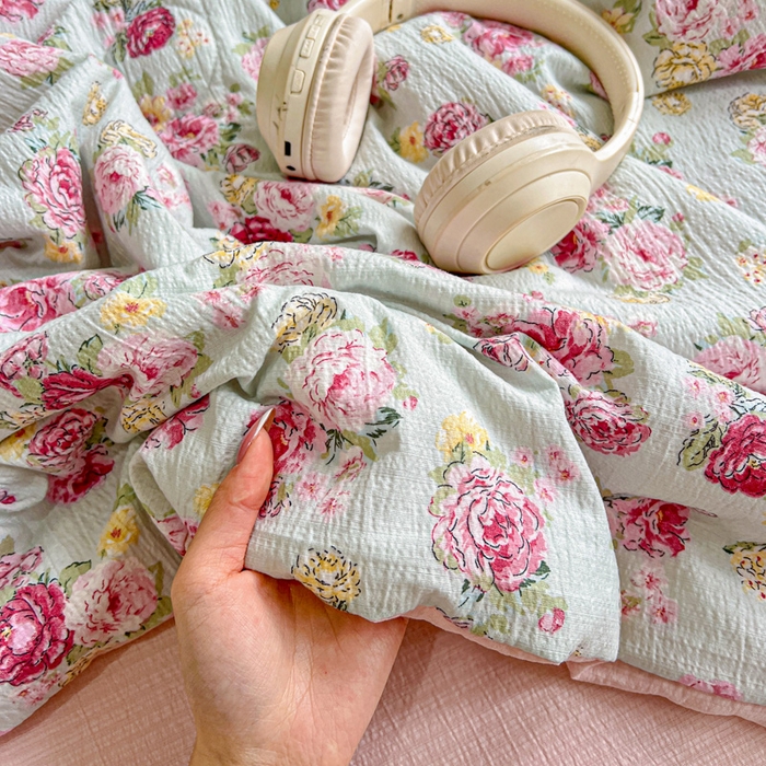 91家纺网 家纺一手货源 找家纺 一比一家纺 2025新款云感皱皱纱简单款夏被夏凉被空调被四件套 玫瑰花园兰