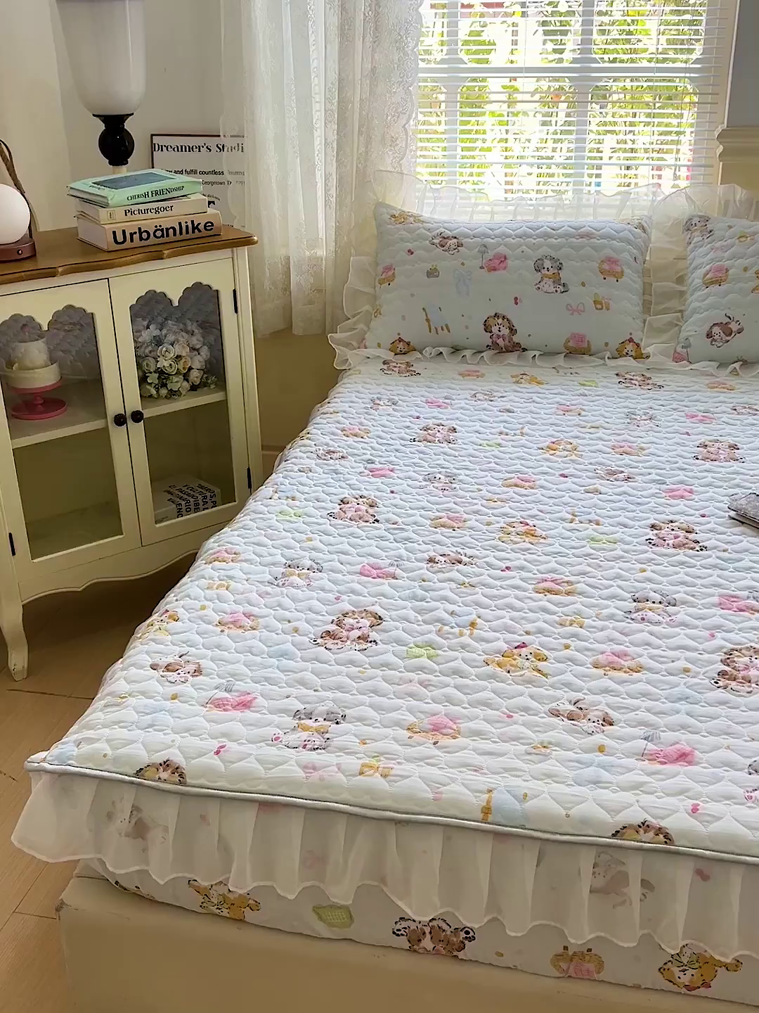 91家纺网 家纺一手货源 找家纺 艾橙家纺 2025新款雪纺花边加棉床笠款单品四件套-单床笠 丹妮狗