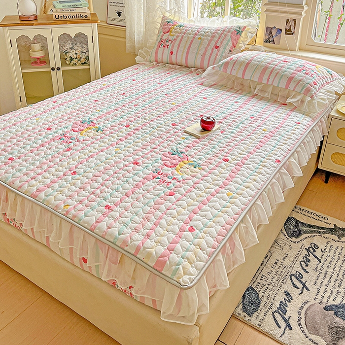 91家纺网 家纺一手货源 找家纺 艾橙家纺 2025新款雪纺花边加棉床笠款单品四件套-单床笠 糖果草莓