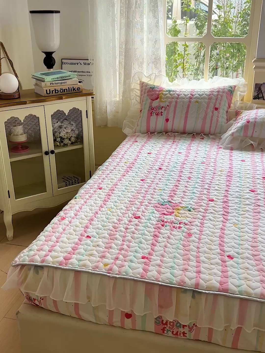 91家纺网 家纺一手货源 找家纺 艾橙家纺 2025新款雪纺花边加棉床笠款单品四件套-单床笠 糖果草莓