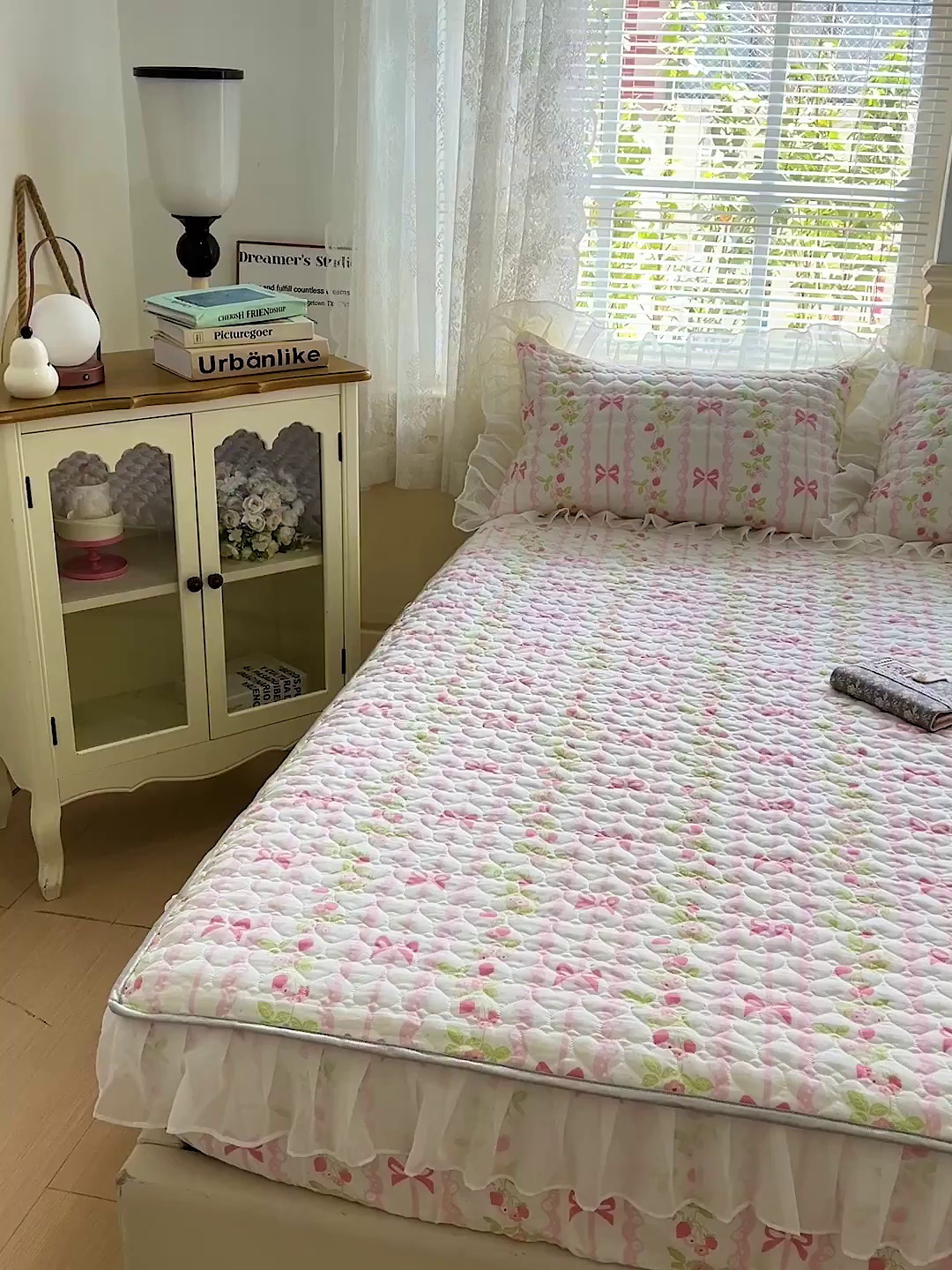 91家纺网 家纺一手货源 找家纺 艾橙家纺 2025新款雪纺花边加棉床笠款单品四件套-单床笠 微风许甜