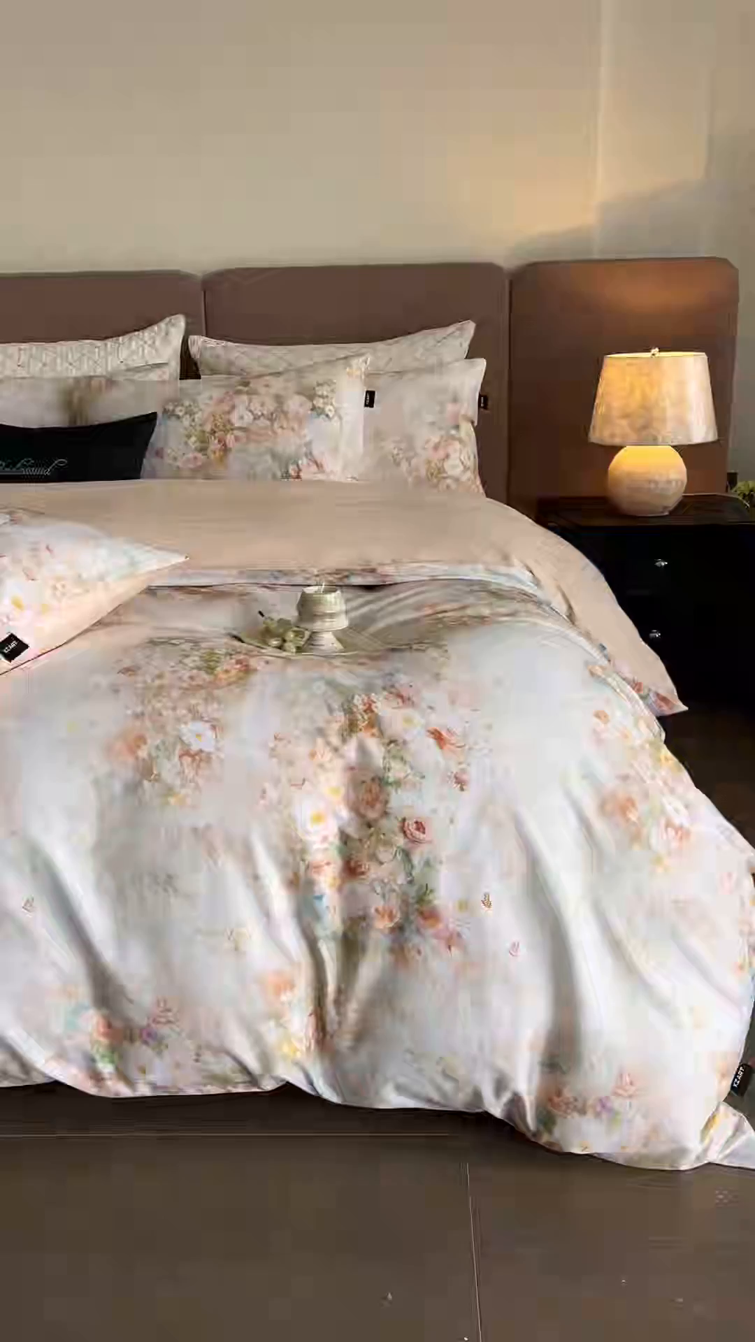 91家纺网 家纺一手货源 找家纺 佳汐蓝家纺 2025新款春夏60S贡缎长绒棉数码印花四件套 樱雪-黄