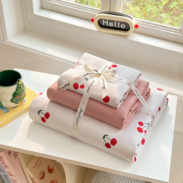 91家纺网 家纺一手货源 找家纺 思诺羽床笠 2025春夏新款小清新105克高克重水洗棉印花四件套 甜蜜樱桃