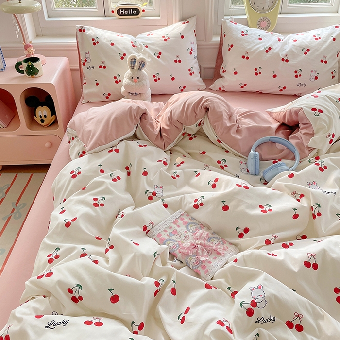 91家纺网 家纺一手货源 找家纺 思诺羽床笠 2025春夏新款小清新105克高克重水洗棉印花四件套 甜蜜樱桃