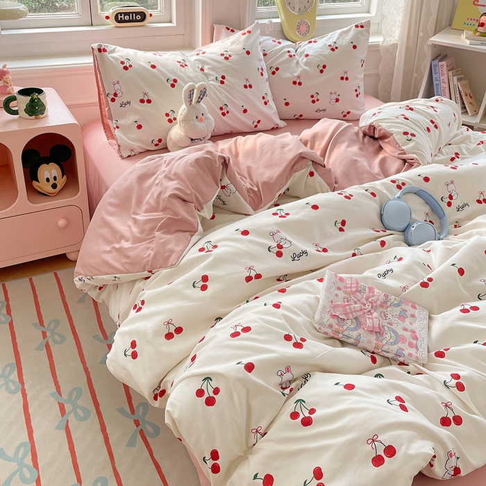 91家纺网 家纺一手货源 找家纺 思诺羽床笠 2025春夏新款小清新105克高克重水洗棉印花四件套 甜蜜樱桃