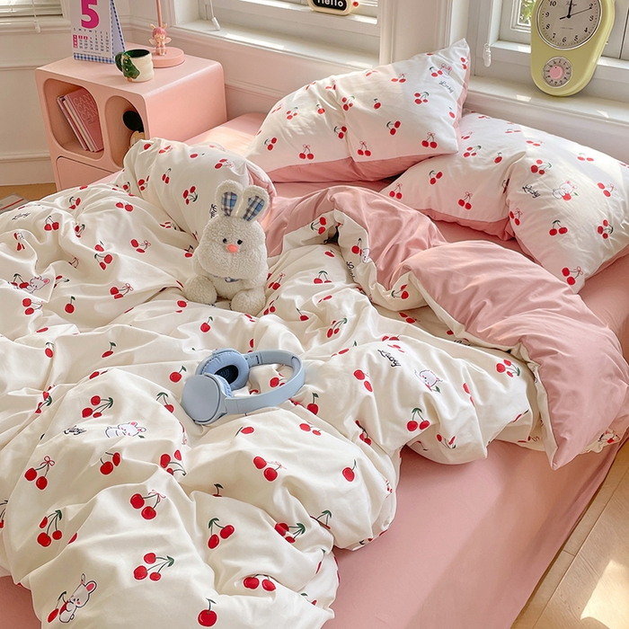 91家纺网 家纺一手货源 找家纺 思诺羽床笠 2025春夏新款小清新105克高克重水洗棉印花四件套 甜蜜樱桃