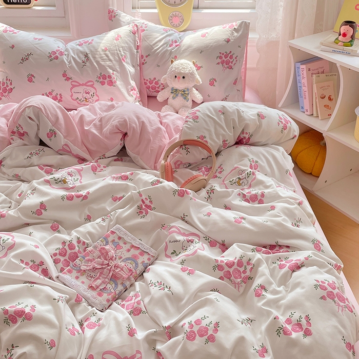 91家纺网 家纺一手货源 找家纺 思诺羽床笠 2025春夏新款小清新105克高克重水洗棉印花四件套 蔷薇兔