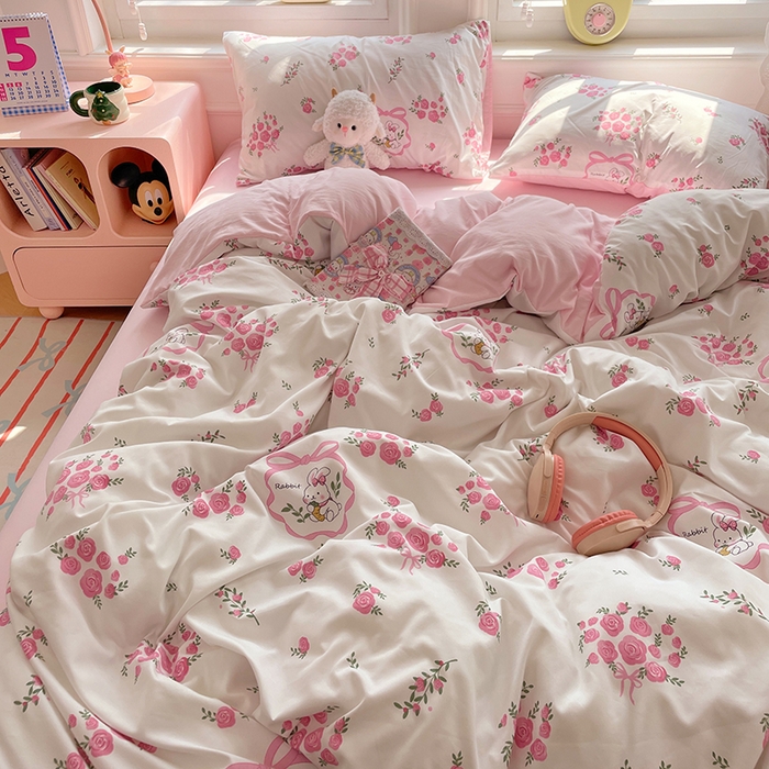 91家纺网 家纺一手货源 找家纺 思诺羽床笠 2025春夏新款小清新105克高克重水洗棉印花四件套 蔷薇兔