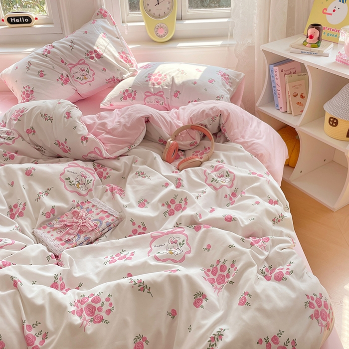 91家纺网 家纺一手货源 找家纺 思诺羽床笠 2025春夏新款小清新105克高克重水洗棉印花四件套 蔷薇兔