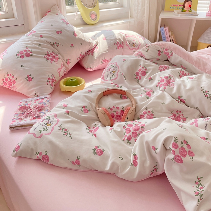 91家纺网 家纺一手货源 找家纺 思诺羽床笠 2025春夏新款小清新105克高克重水洗棉印花四件套 蔷薇兔