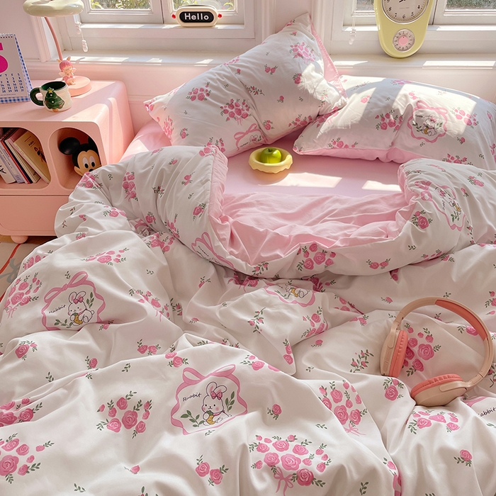 91家纺网 家纺一手货源 找家纺 思诺羽床笠 2025春夏新款小清新105克高克重水洗棉印花四件套 蔷薇兔