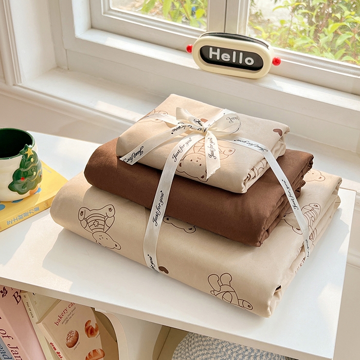 91家纺网 家纺一手货源 找家纺 思诺羽床笠 2025春夏新款小清新105克高克重水洗棉印花四件套 顽皮熊