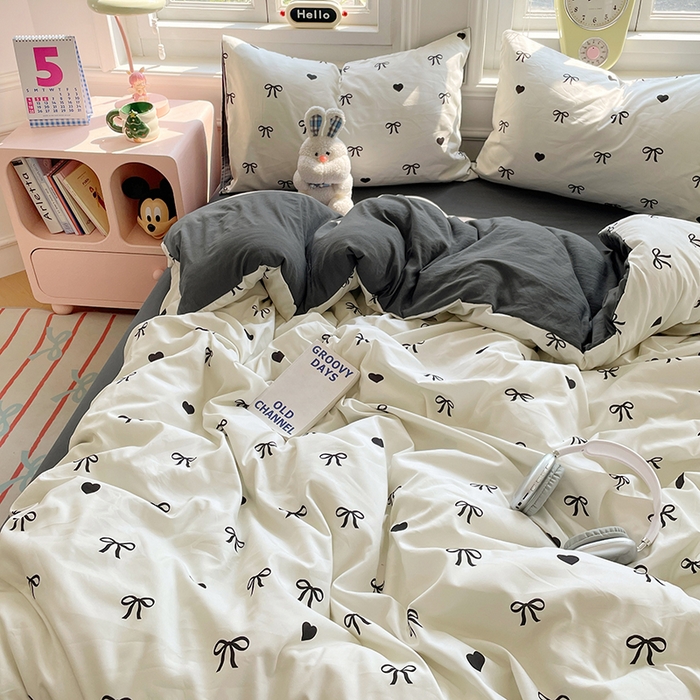 91家纺网 家纺一手货源 找家纺 思诺羽床笠 2025春夏新款小清新105克高克重水洗棉印花四件套 蝴蝶结