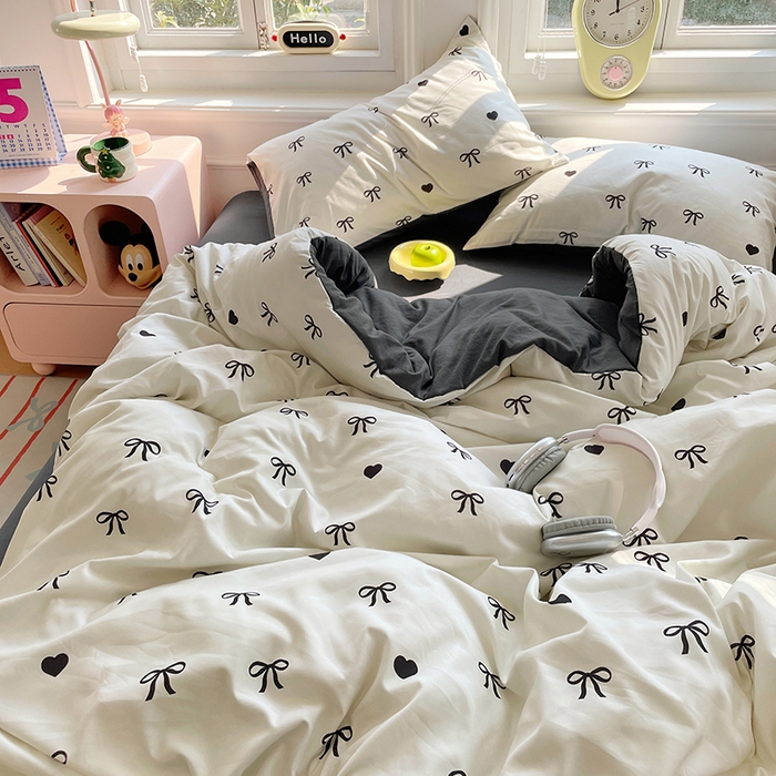 91家纺网 家纺一手货源 找家纺 思诺羽床笠 2025春夏新款小清新105克高克重水洗棉印花四件套 蝴蝶结