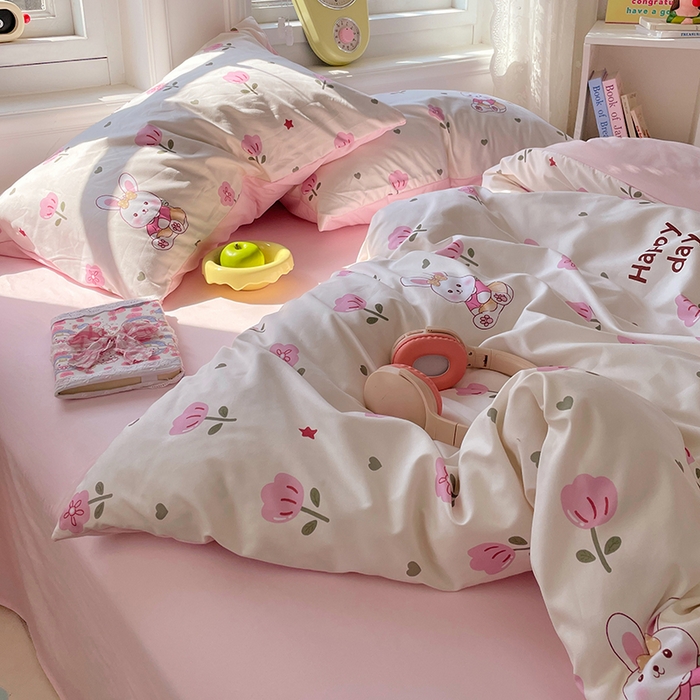 91家纺网 家纺一手货源 找家纺 思诺羽床笠 2025春夏新款小清新105克高克重水洗棉印花四件套 花园小兔