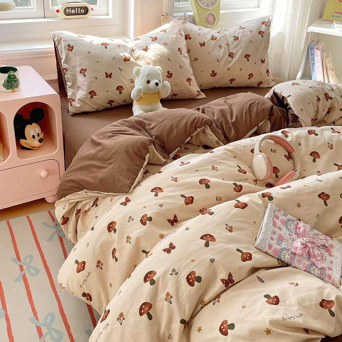 91家纺网 家纺一手货源 找家纺 思诺羽床笠 2025春夏新款小清新105克高克重水洗棉印花四件套 可爱蘑菇