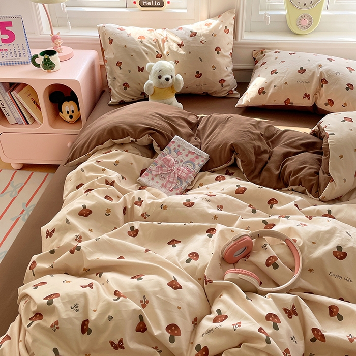 91家纺网 家纺一手货源 找家纺 思诺羽床笠 2025春夏新款小清新105克高克重水洗棉印花四件套 可爱蘑菇