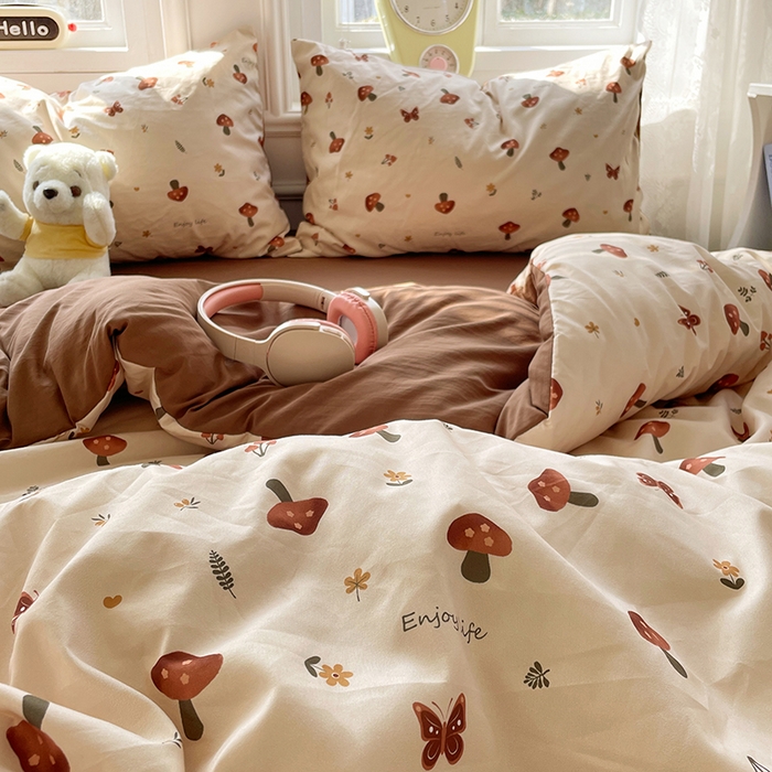 91家纺网 家纺一手货源 找家纺 思诺羽床笠 2025春夏新款小清新105克高克重水洗棉印花四件套 可爱蘑菇