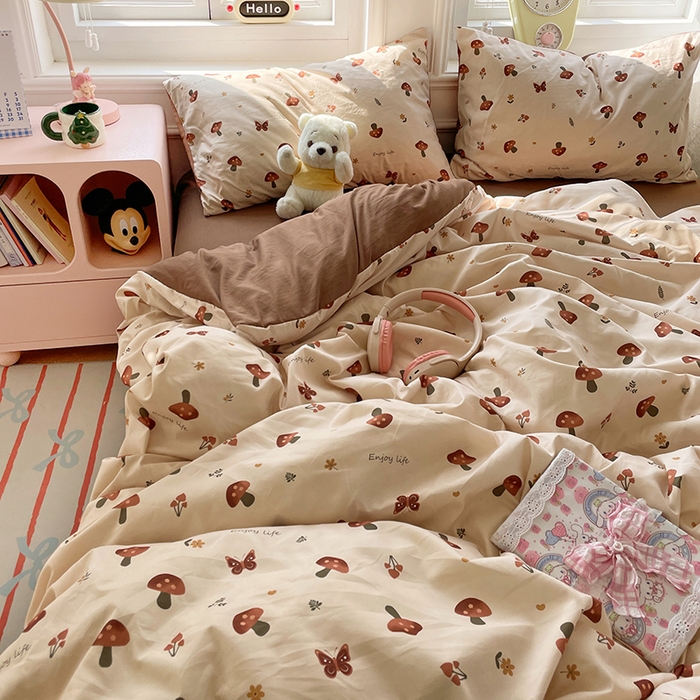 91家纺网 家纺一手货源 找家纺 思诺羽床笠 2025春夏新款小清新105克高克重水洗棉印花四件套 可爱蘑菇