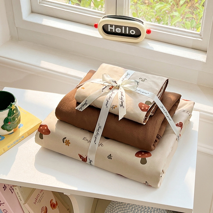 91家纺网 家纺一手货源 找家纺 思诺羽床笠 2025春夏新款小清新105克高克重水洗棉印花四件套 可爱蘑菇