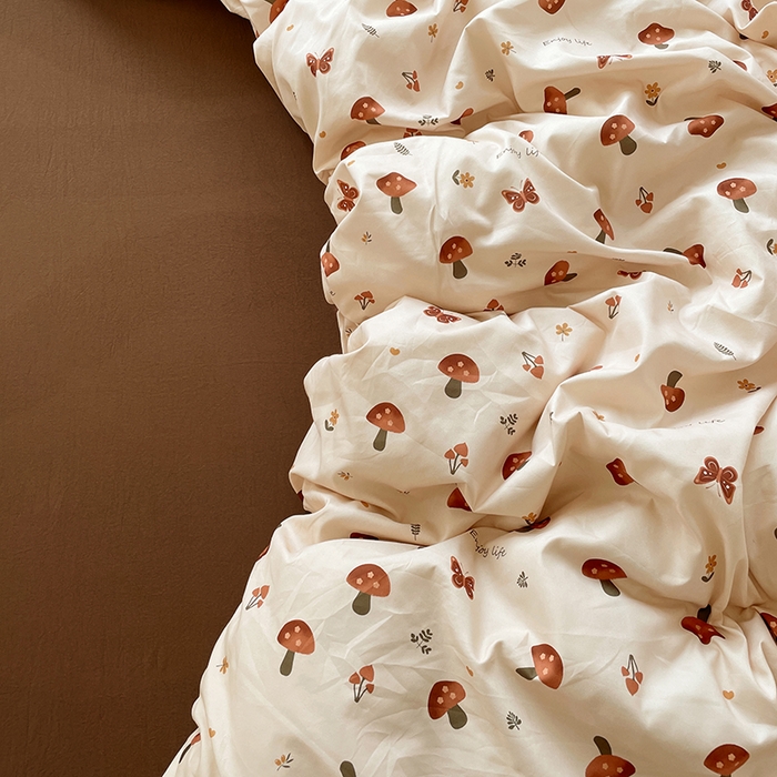 91家纺网 家纺一手货源 找家纺 思诺羽床笠 2025春夏新款小清新105克高克重水洗棉印花四件套 可爱蘑菇