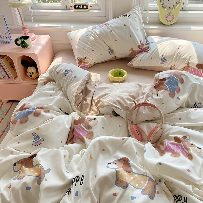 91家纺网 家纺一手货源 找家纺 思诺羽床笠 2025春夏新款小清新105克高克重水洗棉印花四件套 腊肠狗