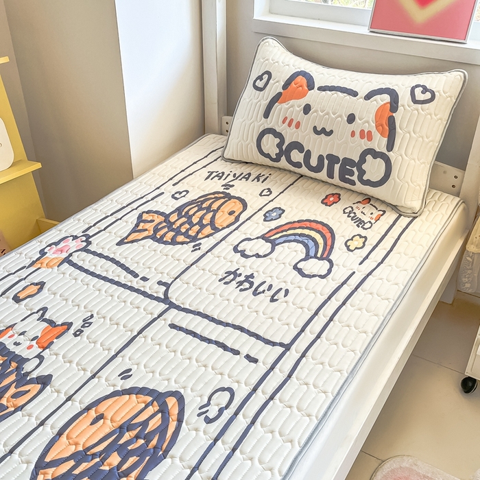 91家纺网 家纺一手货源 找家纺 川悦生活 2025新款大阪宿舍凉感丝凉席 元气小鱼