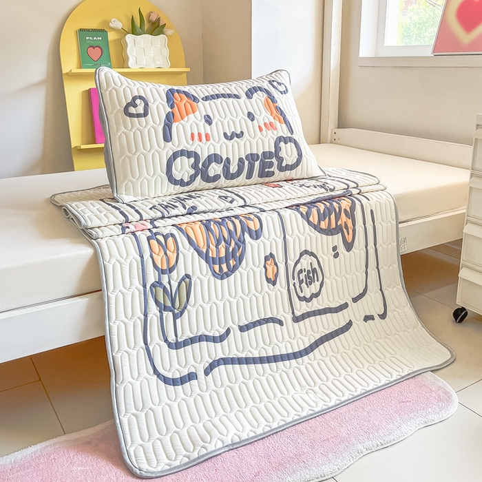 91家纺网 家纺一手货源 找家纺 川悦生活 2025新款大阪宿舍凉感丝凉席 元气小鱼