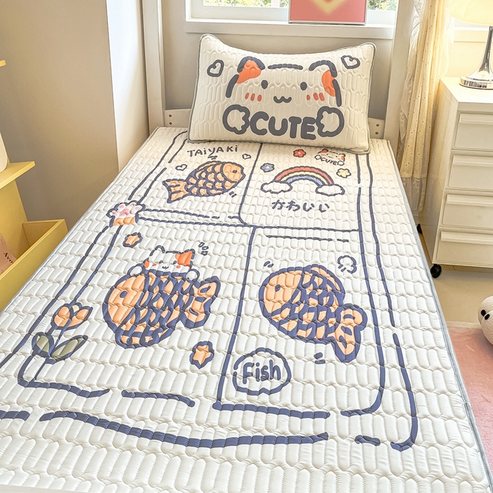 91家纺网 家纺一手货源 找家纺 川悦生活 2025新款大阪宿舍凉感丝凉席 元气小鱼