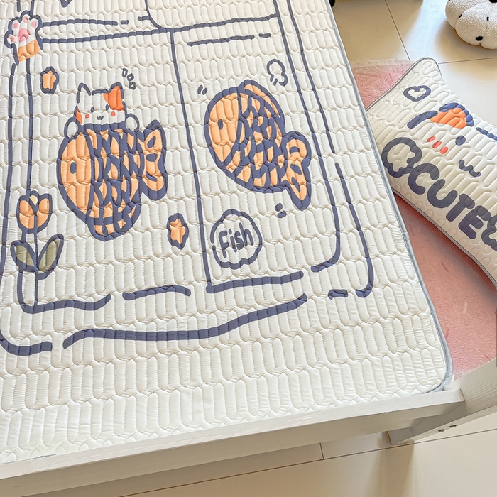 91家纺网 家纺一手货源 找家纺 川悦生活 2025新款大阪宿舍凉感丝凉席 元气小鱼