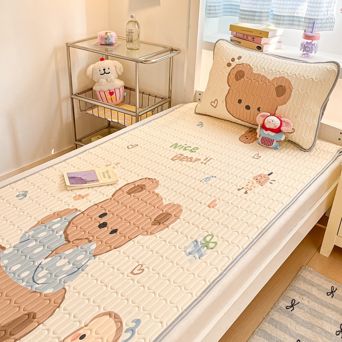 91家纺网 家纺一手货源 找家纺 川悦生活 2025新款大阪宿舍凉感丝凉席 奶盖小熊