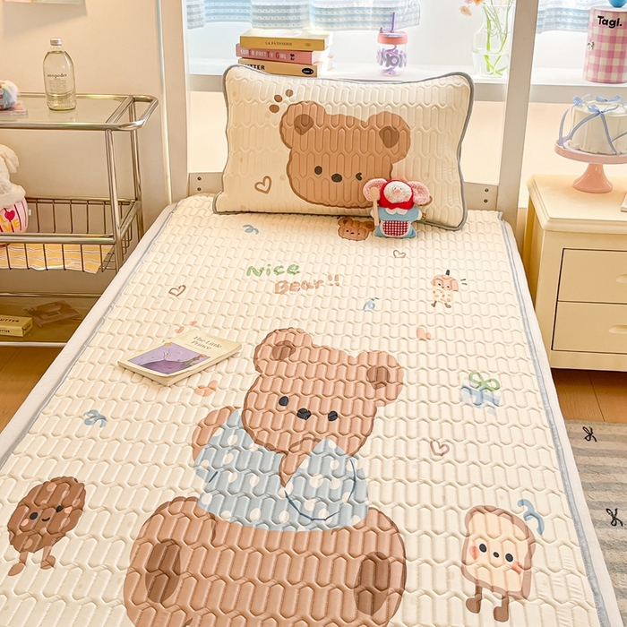 91家纺网 家纺一手货源 找家纺 川悦生活 2025新款大阪宿舍凉感丝凉席 奶盖小熊