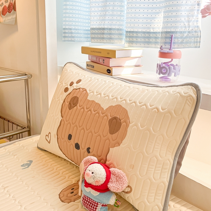 91家纺网 家纺一手货源 找家纺 川悦生活 2025新款大阪宿舍凉感丝凉席 奶盖小熊