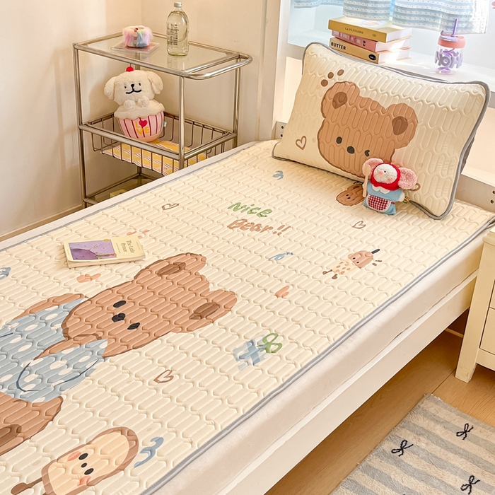 91家纺网 家纺一手货源 找家纺 川悦生活 2025新款大阪宿舍凉感丝凉席 奶盖小熊