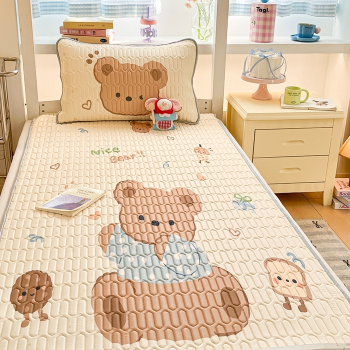 91家纺网 家纺一手货源 找家纺 川悦生活 2025新款大阪宿舍凉感丝凉席 奶盖小熊