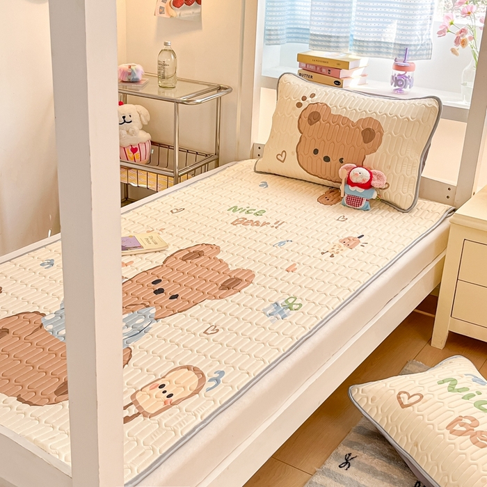 91家纺网 家纺一手货源 找家纺 川悦生活 2025新款大阪宿舍凉感丝凉席 奶盖小熊